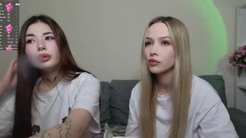 Snapshot of mmkakpoxyi22 chatting on 12-14-24, 09:45 alice and ray online show from 12-14-24, 09:45