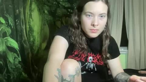 Snapshot of mo0n_goddess chatting on 11-10-25, 04:00 Misty online show from 11-10-25, 04:00