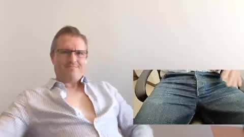 Snapshot of moe_001 chatting on 09-29-25, 06:57 Moe online show from 09-29-25, 06:57