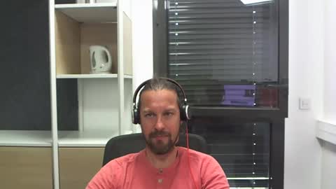Snapshot of moi9876543210 chatting on 04-27-26, 02:48 Julien online show from 04-27-26, 02:48