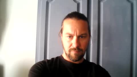 Snapshot of moi9876543210 chatting on 05-19-26, 02:45 Julien online show from 05-19-26, 02:45