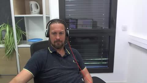 Snapshot of moi9876543210 chatting on 05-21-26, 02:35 Julien online show from 05-21-26, 02:35