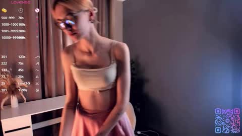 Laura online show from 10-07-25, 01:14