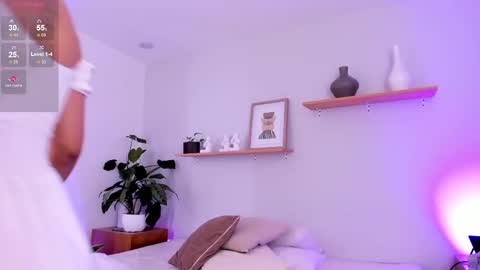 Snapshot of moll1e_ chatting on 02-21-25, 11:01 M o L l i E online show from 02-21-25, 11:01