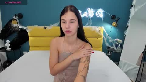 Snapshot of molly__cutie chatting on 10-26-25, 02:06 Molly  online show from 10-26-25, 02:06