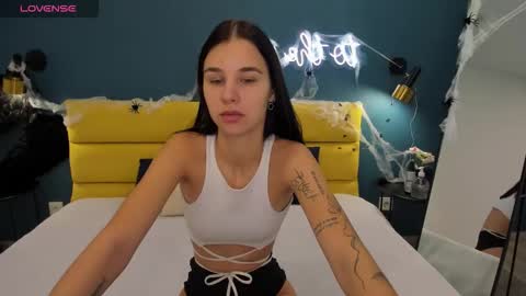 Snapshot of molly__cutie chatting on 10-27-25, 01:53 Molly  online show from 10-27-25, 01:53