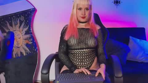 Snapshot of mollycb chatting on 06-03-26, 04:04 mollycb online show from 06-03-26, 04:04
