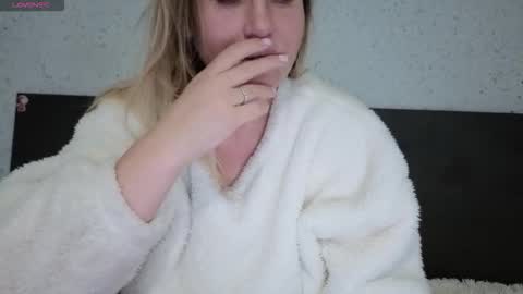 Snapshot of mollyforyou chatting on 11-21-25, 02:16 Nica follow me online show from 11-21-25, 02:16