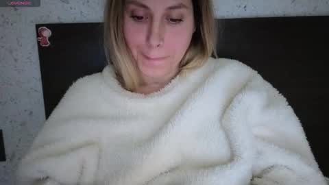 Snapshot of mollyforyou chatting on 11-22-25, 03:44 Nica follow me online show from 11-22-25, 03:44