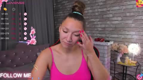 hi im Molly heregreat boobs big heart  warm pussy  online show from 10-10-25, 12:42