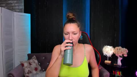 Snapshot of mollynay chatting on 11-19-25, 12:43 hi im Molly heregreat boobs big heart warm pussy online show from 11-19-25, 12:43