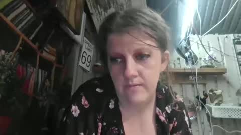 Snapshot of molotovfoxtail chatting on 11-30-25, 04:49 Molotovfoxtail online show from 11-30-25, 04:49