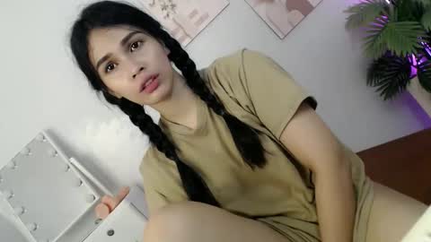 Snapshot of momi_khem019 chatting on 05-26-26, 06:31 MOMIKHEM online show from 05-26-26, 06:31