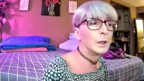 Snapshot of mommamadesissy chatting on 01-01-25, 07:53 Bink online show from 01-01-25, 07:53