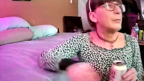 Snapshot of mommamadesissy chatting on 01-18-25, 06:32 Bink online show from 01-18-25, 06:32