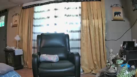 Snapshot of mommamadesissy chatting on 10-03-25, 05:54 Bink online show from 10-03-25, 05:54