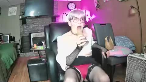 Snapshot of mommamadesissy chatting on 03-07-26, 10:07 Bink online show from 03-07-26, 10:07