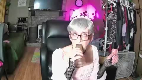 Snapshot of mommamadesissy chatting on 03-14-26, 07:41 Bink online show from 03-14-26, 07:41