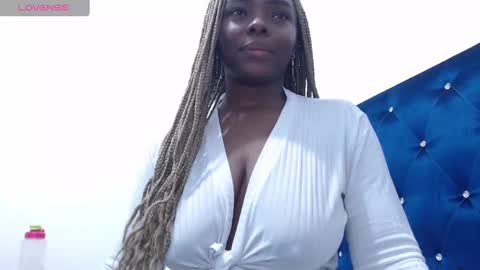 Snapshot of mommywebcam chatting on 09-21-25, 03:13  DINAH  online show from 09-21-25, 03:13
