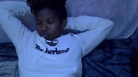 Snapshot of momsdoll chatting on 01-08-26, 05:43 momsdoll online show from 01-08-26, 05:43