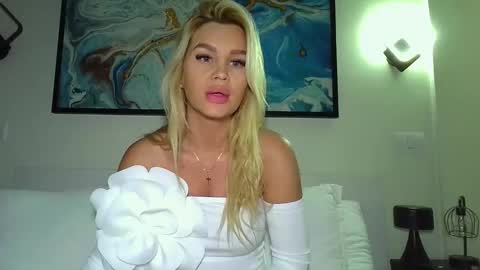 Snapshot of moni_ chatting on 01-22-25, 03:20 Monica online show from 01-22-25, 03:20