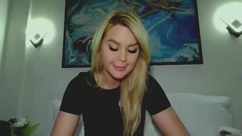 Snapshot of moni_ chatting on 09-29-25, 03:22 Monica online show from 09-29-25, 03:22