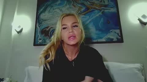 Snapshot of moni_ chatting on 10-10-25, 04:33 Monica online show from 10-10-25, 04:33