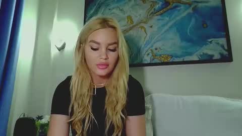 Snapshot of moni_ chatting on 10-12-25, 04:11 Monica online show from 10-12-25, 04:11