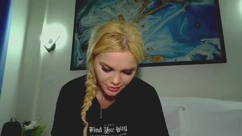 Snapshot of moni_ chatting on 11-27-25, 04:25 Monica online show from 11-27-25, 04:25