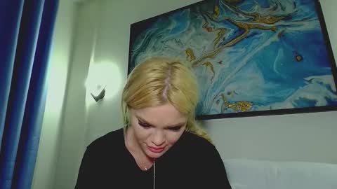 Snapshot of moni_ chatting on 11-28-25, 04:37 Monica online show from 11-28-25, 04:37