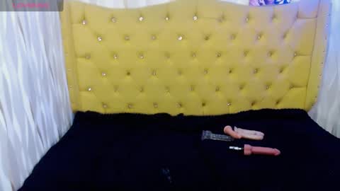 Snapshot of moniquehick chatting on 01-21-25, 04:05 Monica online show from 01-21-25, 04:05