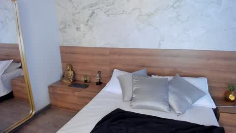 Snapshot of moniquemilff chatting on 01-10-25, 07:54 Monique  online show from 01-10-25, 07:54