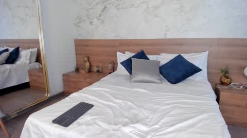 Snapshot of moniquemilff chatting on 02-04-25, 08:17 Monique  online show from 02-04-25, 08:17