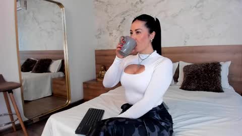 Snapshot of moniquemilff chatting on 02-16-25, 09:05 Monique  online show from 02-16-25, 09:05