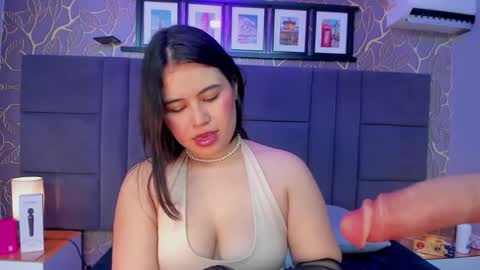 Snapshot of monserrat_girl chatting on 12-14-25, 04:18 online show from 12-14-25, 04:18