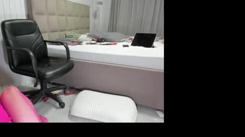 Snapshot of montanairen chatting on 10-24-25, 06:37 montanairen online show from 10-24-25, 06:37