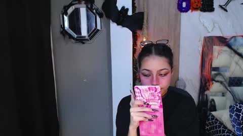 Snapshot of moon_and_fire_ chatting on 10-25-25, 05:26 moon_and_fire_ online show from 10-25-25, 05:26