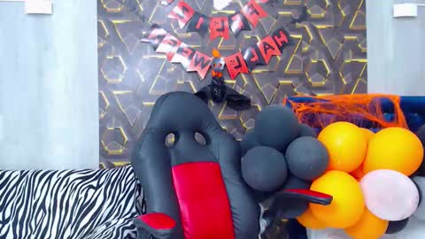 Snapshot of moon_and_fire_ chatting on 10-26-25, 04:29 moon_and_fire_ online show from 10-26-25, 04:29