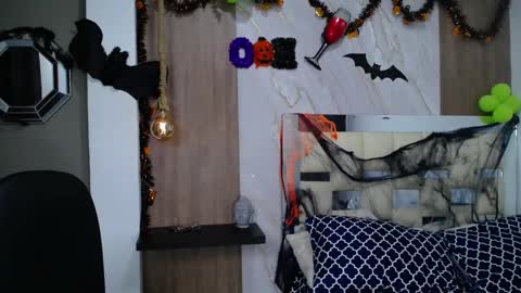 Snapshot of moon_and_fire_ chatting on 10-27-25, 05:55 moon_and_fire_ online show from 10-27-25, 05:55