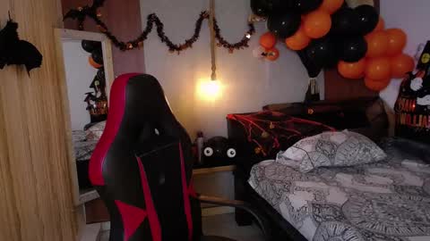 Snapshot of moon_and_fire_ chatting on 10-28-25, 05:11 moon_and_fire_ online show from 10-28-25, 05:11