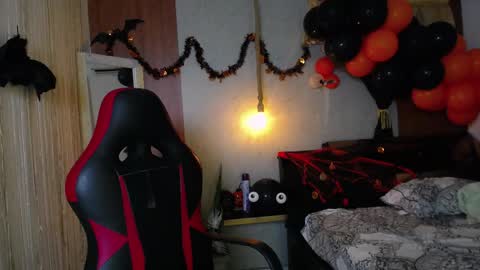 Snapshot of moon_and_fire_ chatting on 10-29-25, 04:04 moon_and_fire_ online show from 10-29-25, 04:04