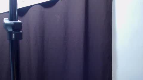 Snapshot of moon_and_fire_ chatting on 11-17-25, 02:39 moon_and_fire_ online show from 11-17-25, 02:39