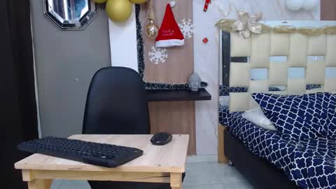 Snapshot of moon_and_fire_ chatting on 11-18-25, 03:23 moon_and_fire_ online show from 11-18-25, 03:23