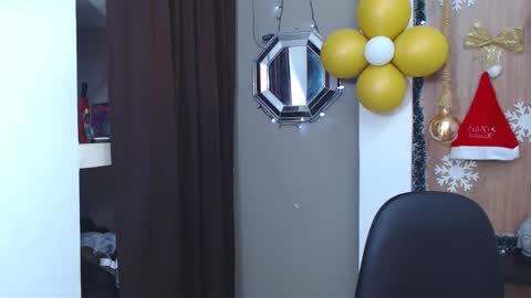 Snapshot of moon_and_fire_ chatting on 11-27-25, 04:25 moon_and_fire_ online show from 11-27-25, 04:25