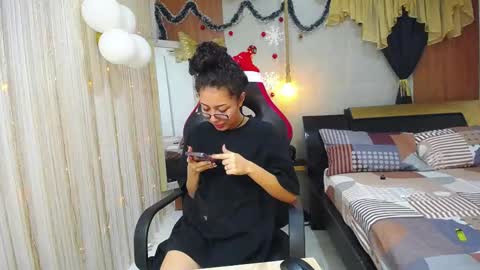 Snapshot of moon_and_fire_ chatting on 12-01-25, 05:23 moon_and_fire_ online show from 12-01-25, 05:23