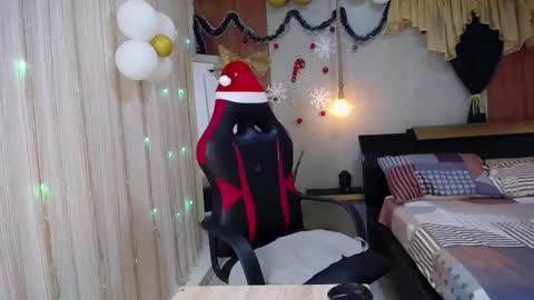 Snapshot of moon_and_fire_ chatting on 12-04-25, 04:44 moon_and_fire_ online show from 12-04-25, 04:44