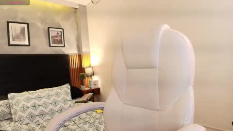 Snapshot of moon_lightt9 chatting on 03-01-25, 02:04 Sarah online show from 03-01-25, 02:04