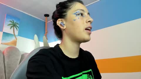 Snapshot of moon_winy chatting on 10-17-25, 11:24 Winy online show from 10-17-25, 11:24