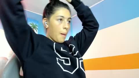 Snapshot of moon_winy chatting on 10-29-25, 11:23 Winy online show from 10-29-25, 11:23