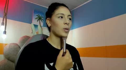 Snapshot of moon_winy chatting on 10-31-25, 11:44 Winy online show from 10-31-25, 11:44